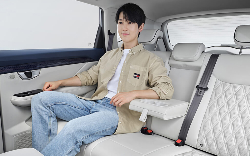 Arxa sırada maksimum rahatlıq.